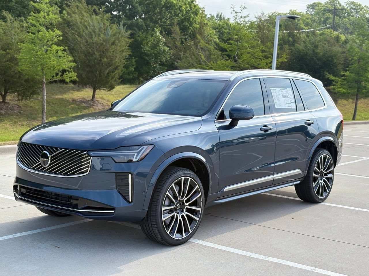 New 2026 Volvo XC90 B5 Plus w/ Protection Package Premier AWD/4WD image 3