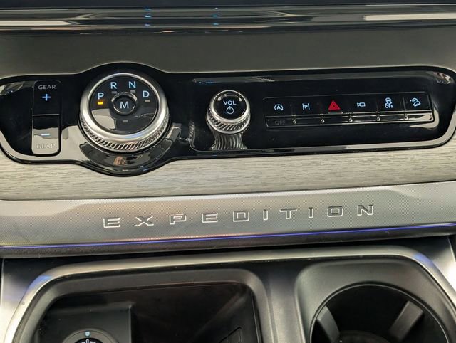 Used 2025 Ford Expedition Platinum image 23