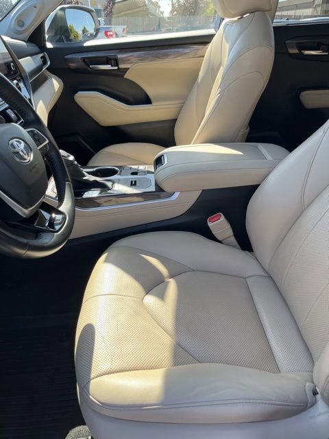 Used 2023 Toyota Highlander Limited FWD image 13