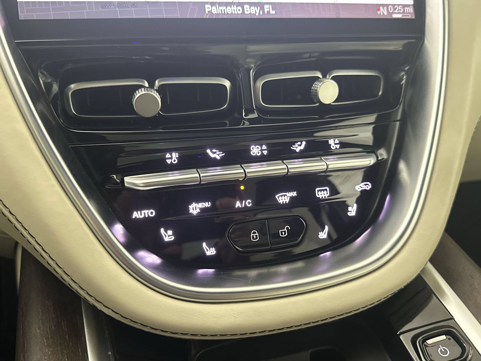 Used 2021 Aston Martin DBX AWD/4WD image 19