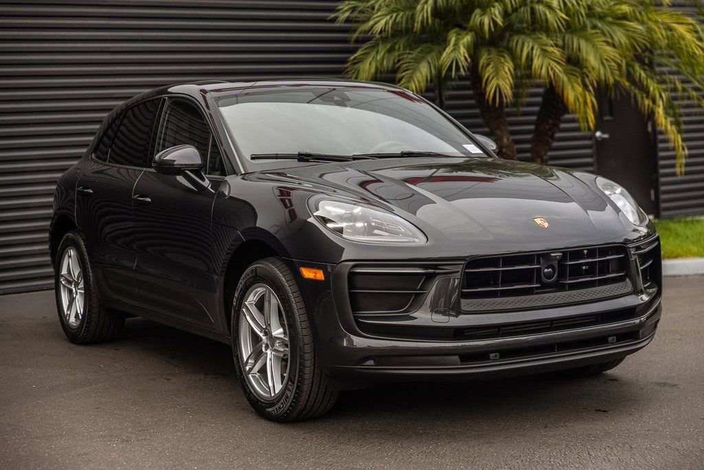 Certified 2025 Porsche Macan image 6