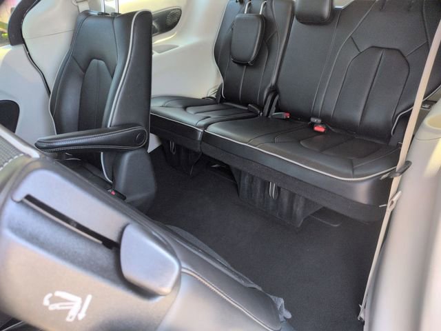 Used 2023 Chrysler Pacifica Limited FWD image 31