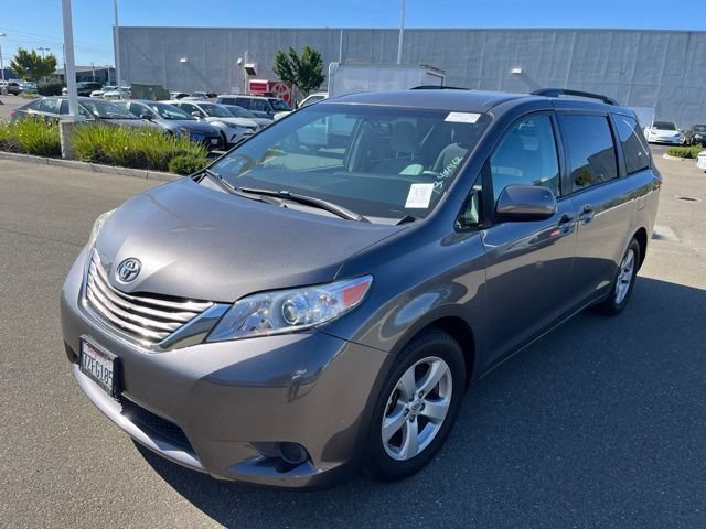 Used 2017 Toyota Sienna LE FWD image 1