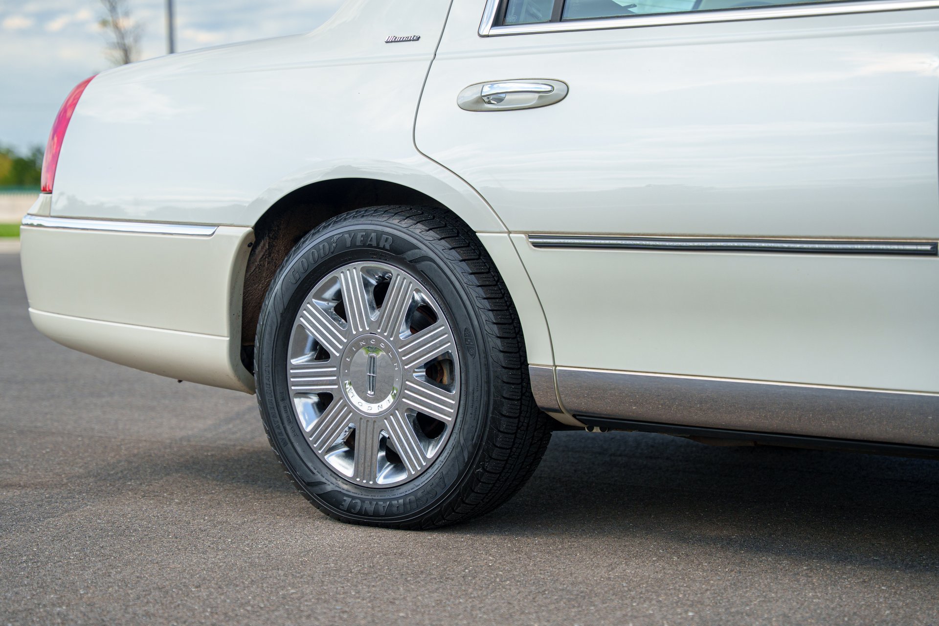Used 2004 Lincoln Town Car Ultimate RWD image 16