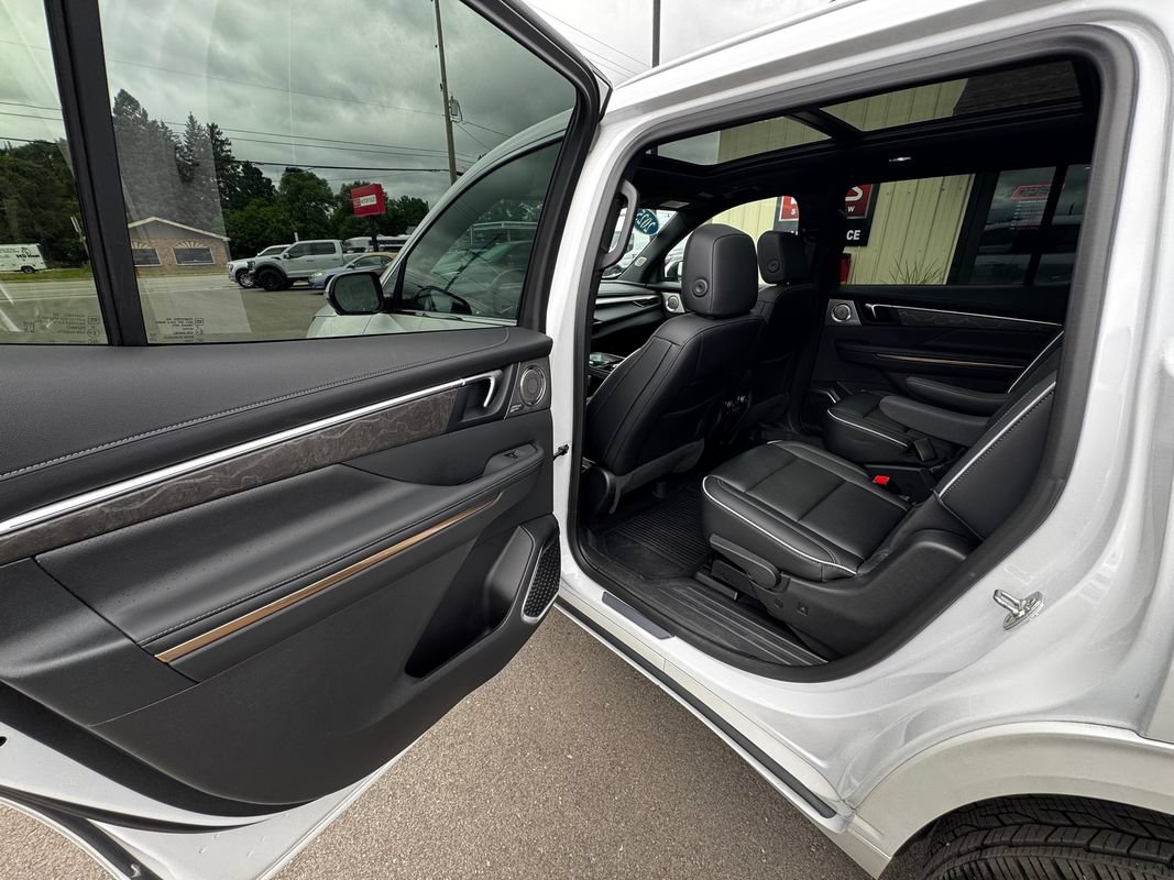 Used 2025 Buick Enclave Avenir w/ Trailering Package, 5000 lbs. AWD/4WD image 40