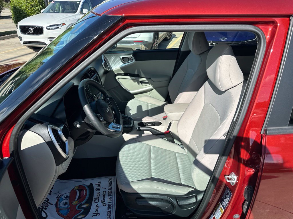 Used 2025 Kia Soul LX w/ LX Technology Package FWD image 13