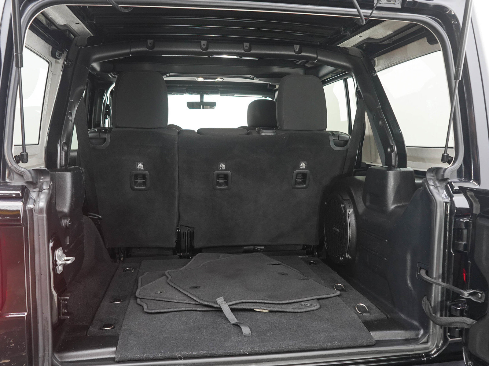Used 2019 Jeep Wrangler Unlimited Sahara w/ Uconnect 4C Nav & Sound Group AWD/4WD image 9
