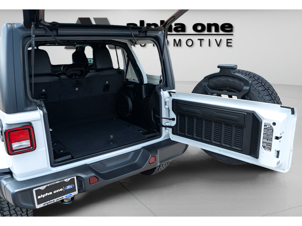 Used 2022 Jeep Wrangler Unlimited Sahara w/ Cold Weather Group AWD/4WD image 9