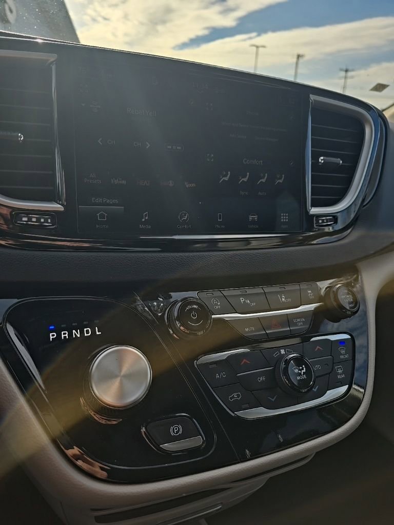 Used 2024 Chrysler Pacifica Touring-L image 20