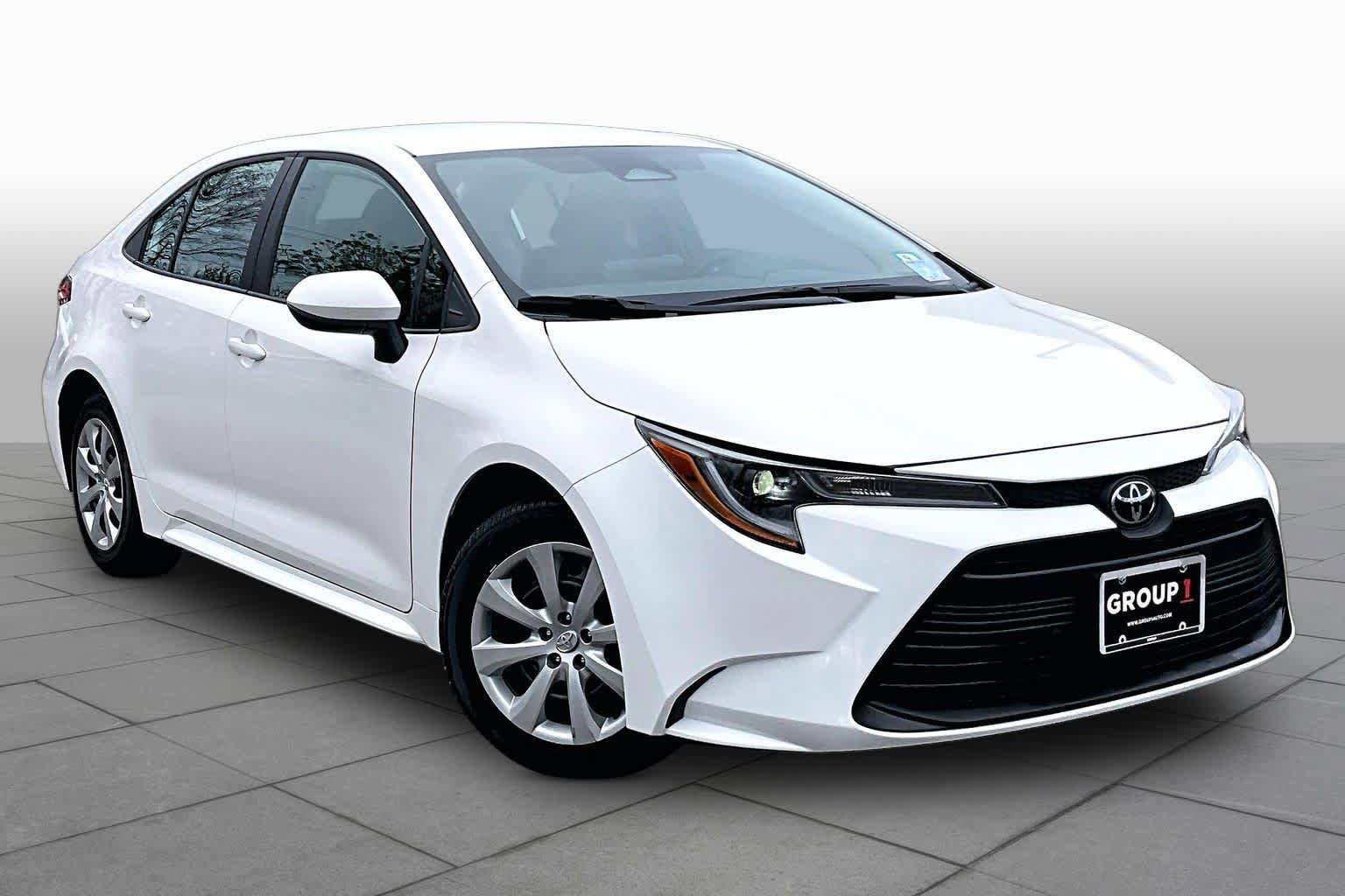 Certified 2025 Toyota Corolla LE FWD image 3