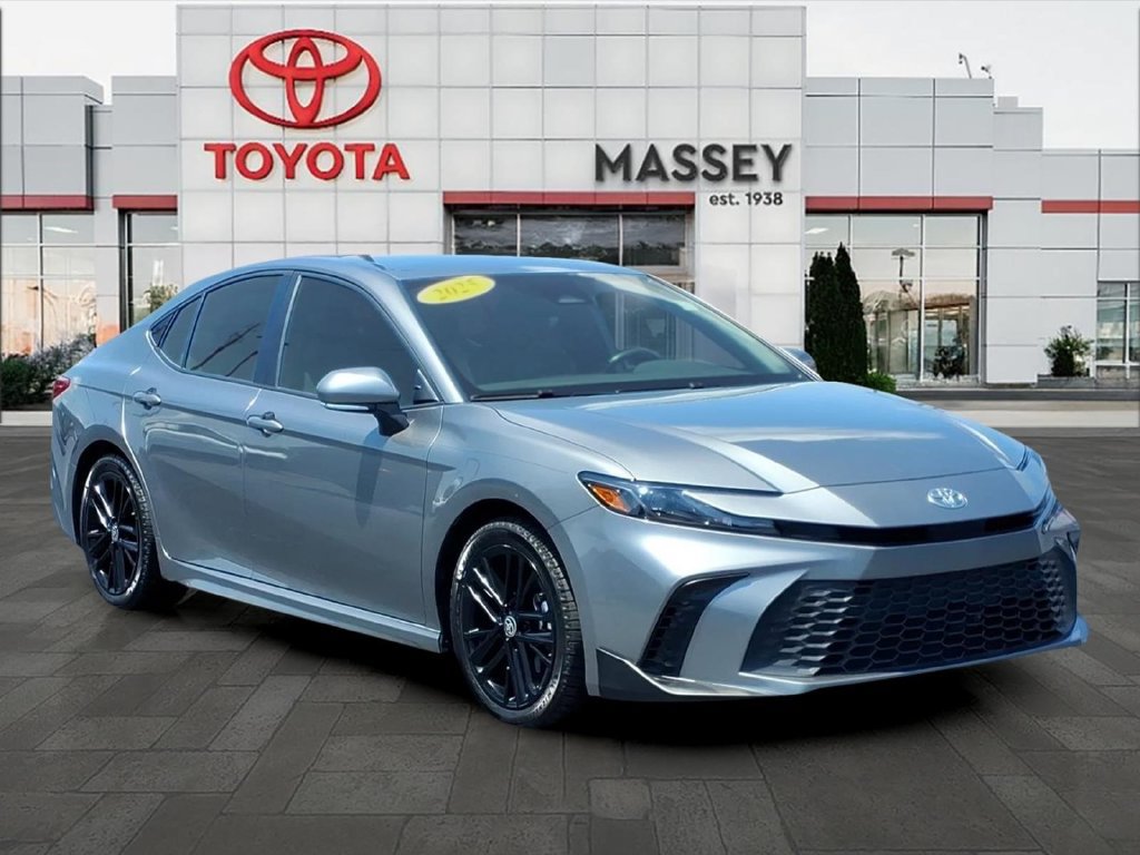 Used 2025 Toyota Camry SE FWD image 2