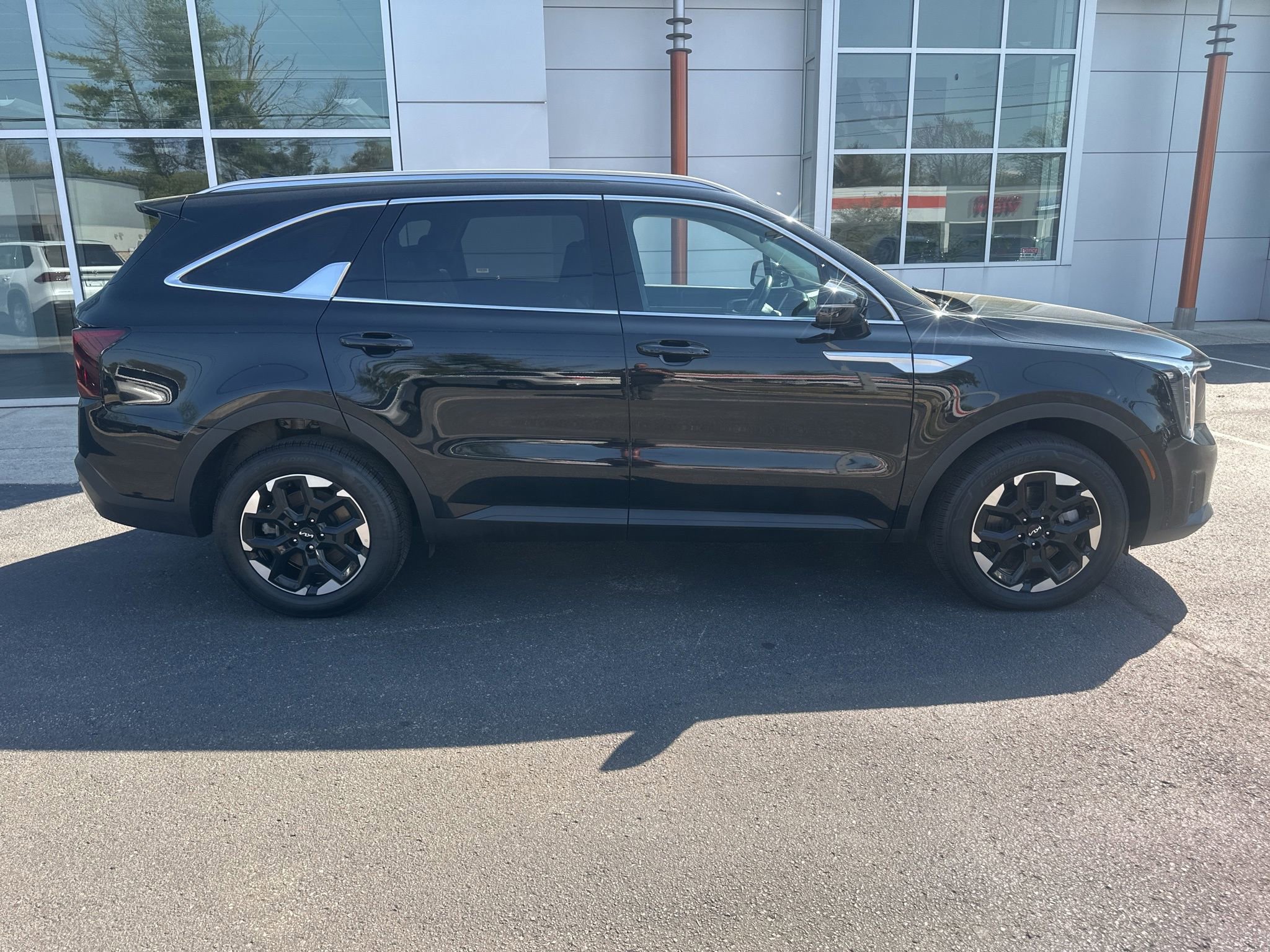 Used 2024 Kia Sorento S image 4