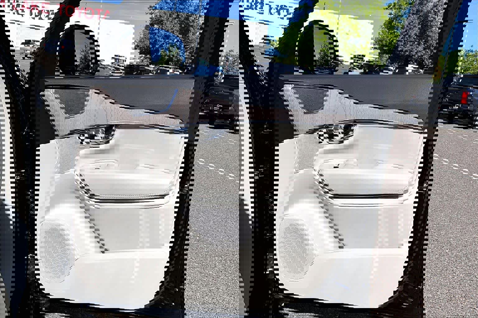 Used 2025 Volvo XC90 T8 Core w/ Climate Package image 22