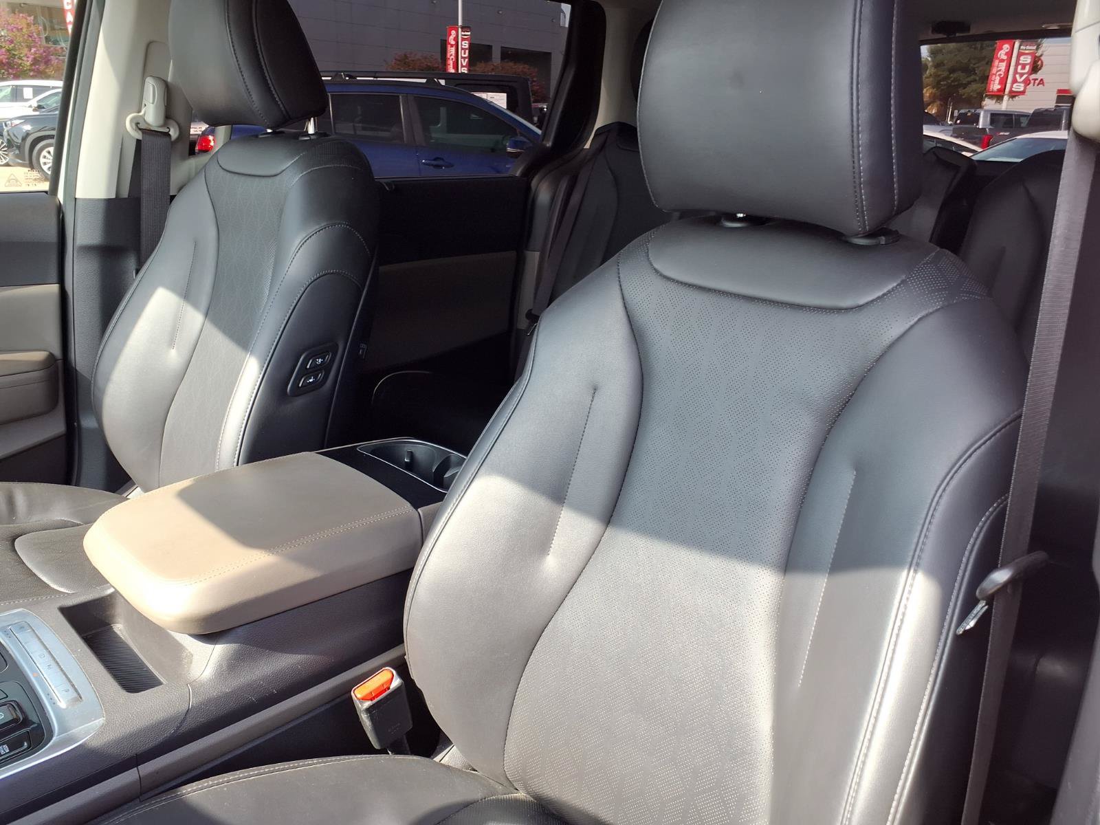 Used 2025 Kia Carnival EX FWD image 14