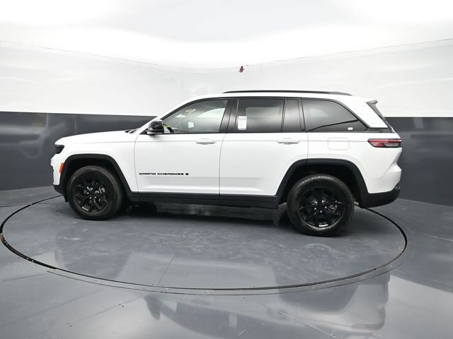 Used 2025 Jeep Grand Cherokee Altitude AWD/4WD image 5