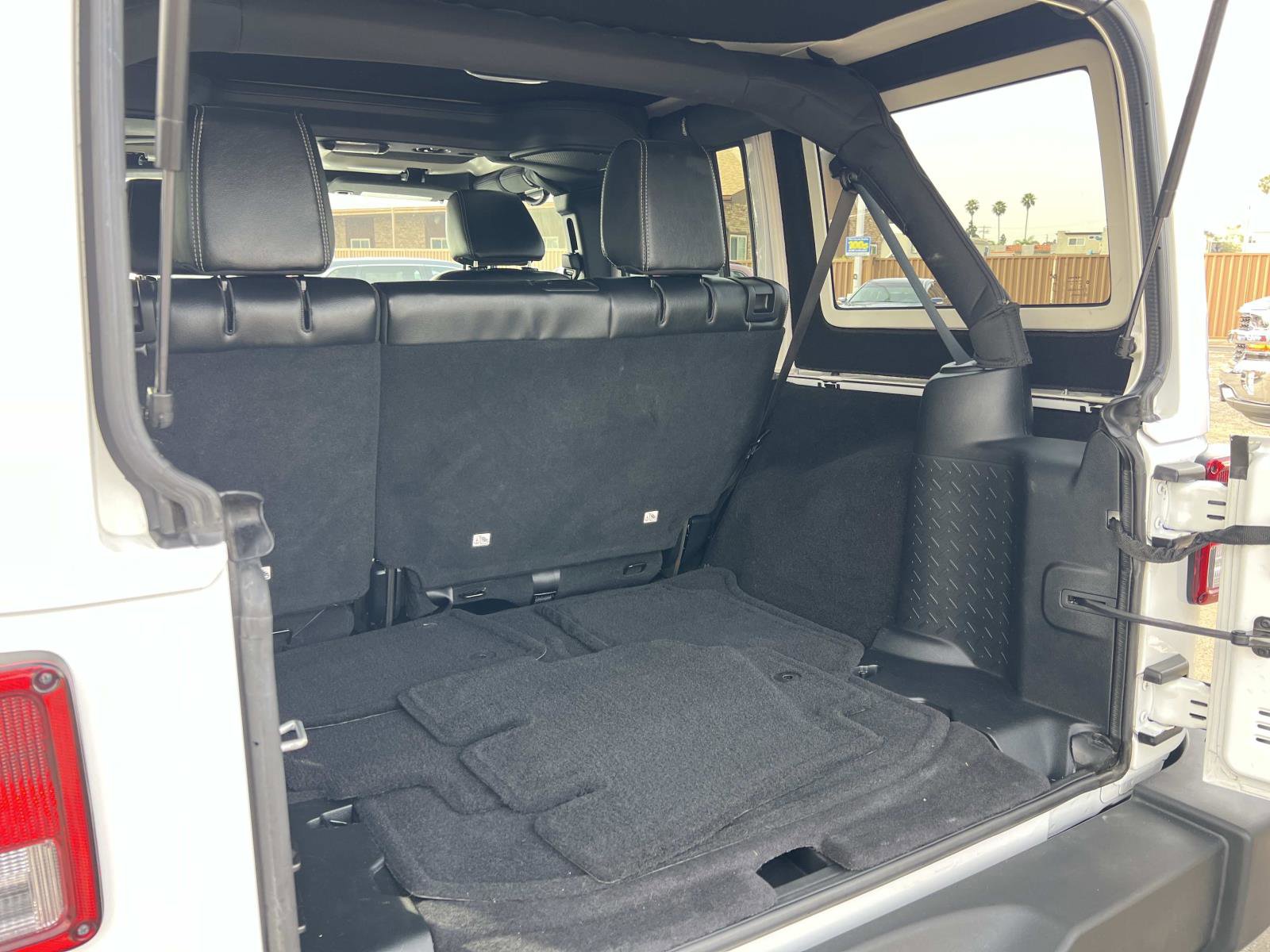 Used 2016 Jeep Wrangler Unlimited Rubicon w/ Connectivity Group image 23