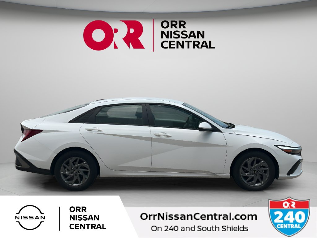 Used 2025 Hyundai Elantra Hybrid FWD image 4