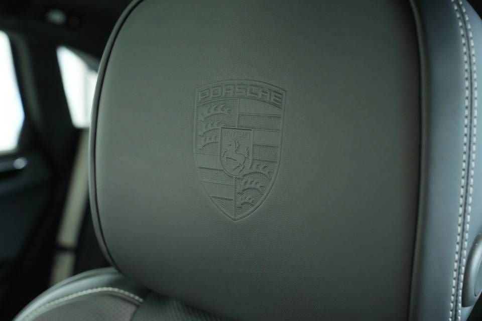 Certified 2025 Porsche Macan AWD/4WD image 33