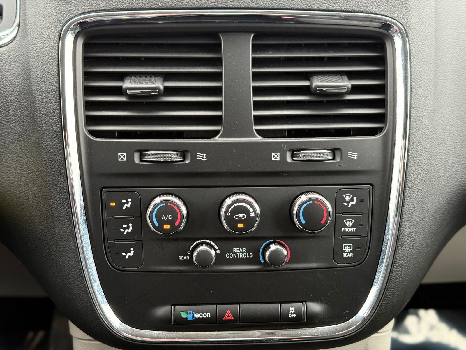 Used 2018 Dodge Grand Caravan SE w/ UConnect Hands-Free Group image 29