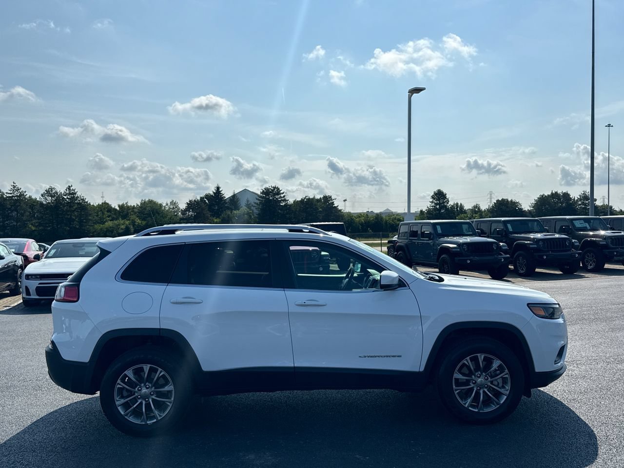 Used 2020 Jeep Cherokee Latitude Plus w/ Cold Weather Group AWD/4WD image 2