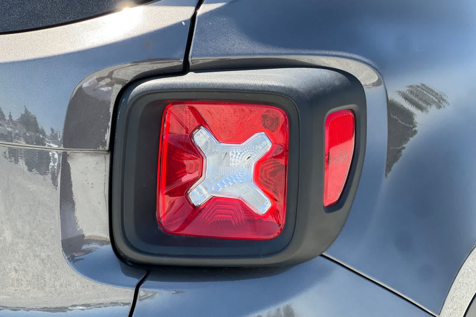 Used 2020 Jeep Renegade Latitude w/ UConnect 8.4 Nav Group AWD/4WD image 35