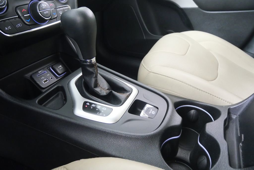 Used 2017 Jeep Cherokee Limited w/ Luxury Group image 25