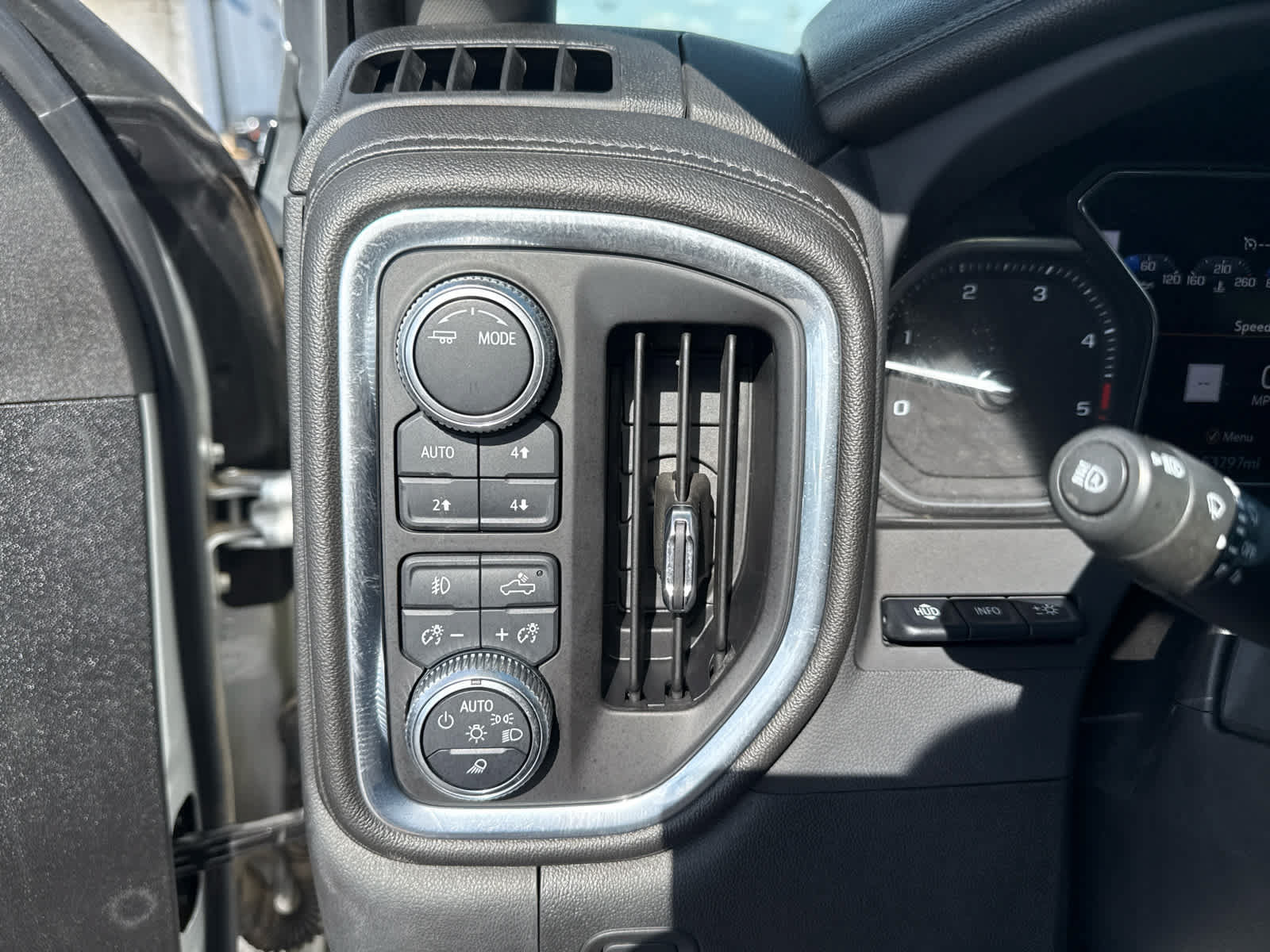 Certified 2022 GMC Sierra 3500 Denali w/ Technology Package AWD/4WD image 16