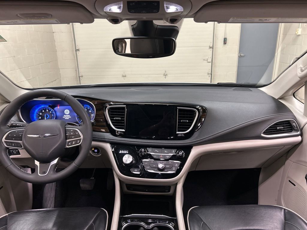 Used 2024 Chrysler Pacifica Limited w/ Uconnect Theater Family Group FWD image 18