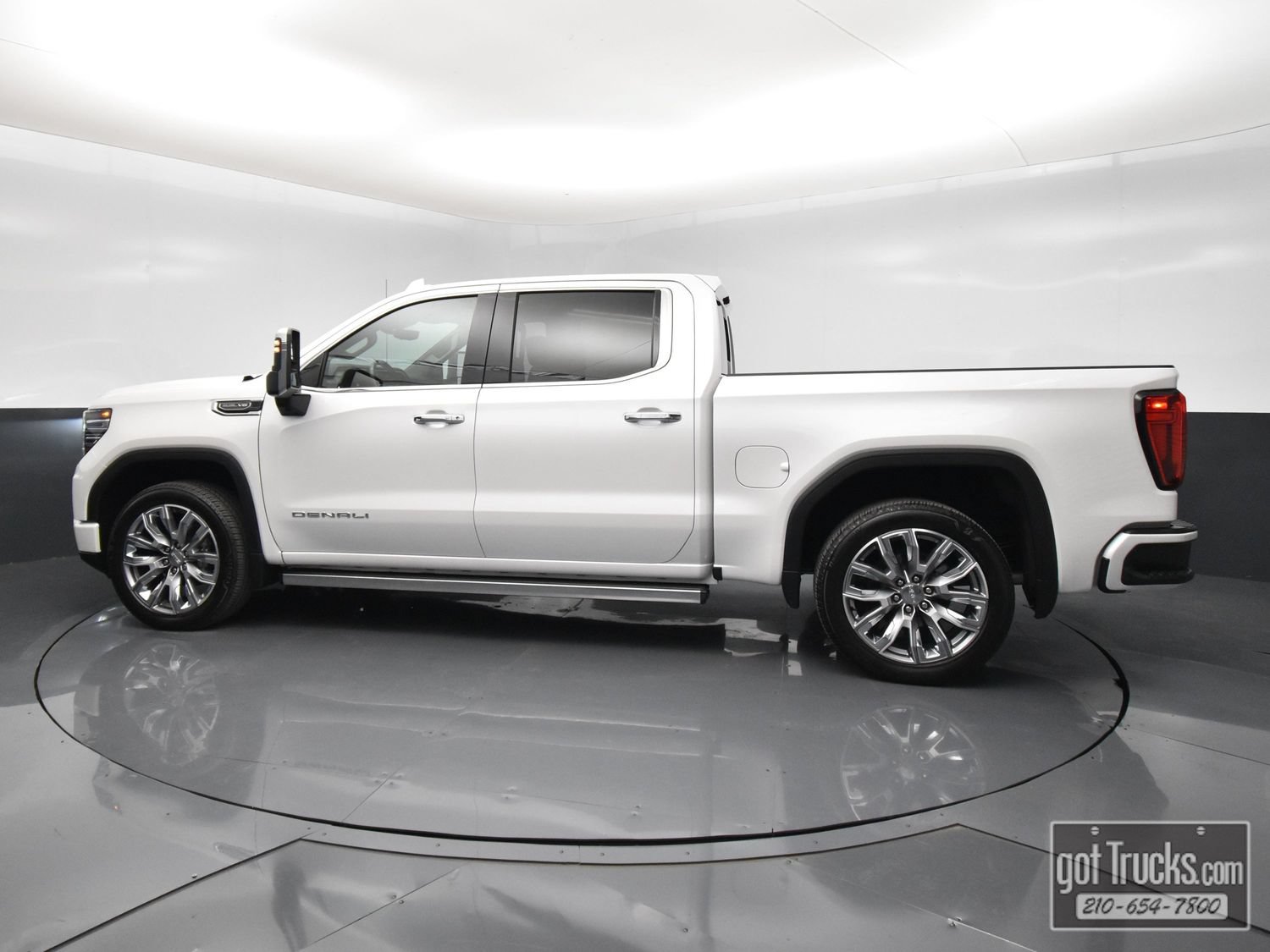 Used 2024 GMC Sierra 1500 Denali w/ Denali Reserve Package AWD/4WD image 3