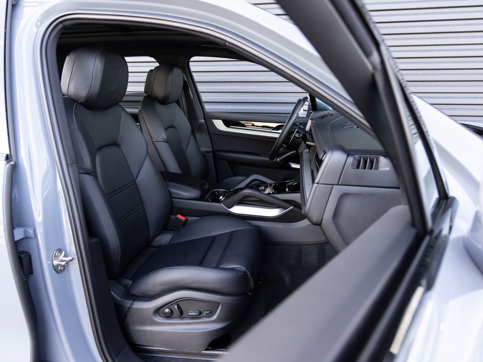 Certified 2025 Porsche Cayenne image 32