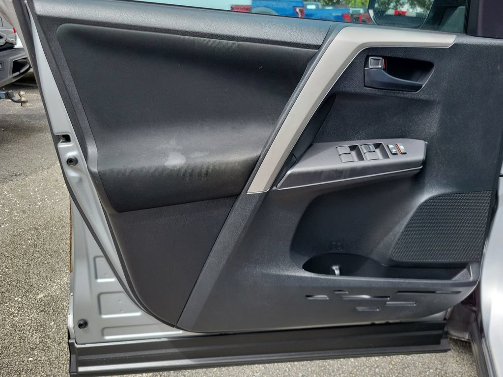 Used 2018 Toyota RAV4 LE FWD image 11