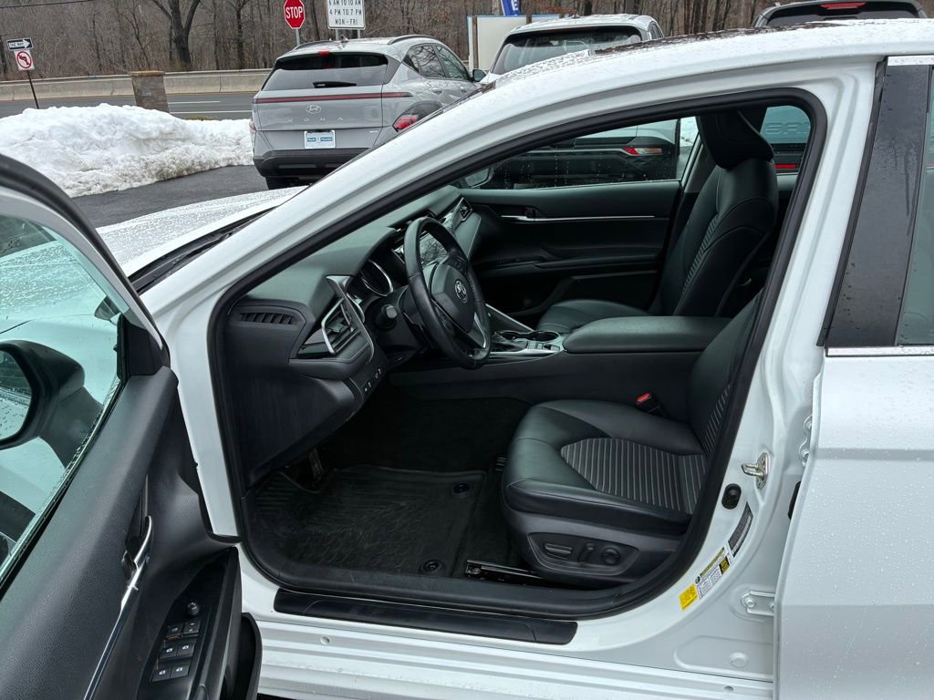 Used 2020 Toyota Camry SE w/ Sunroof Package image 22