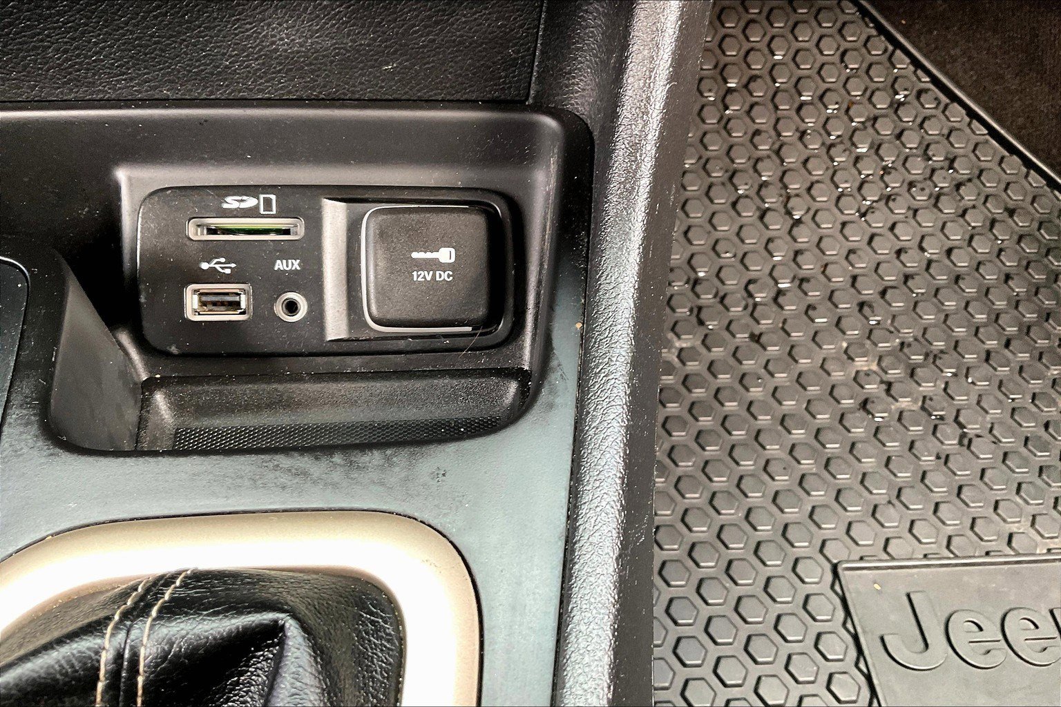 Used 2016 Jeep Cherokee Latitude w/ Cold Weather Group image 21