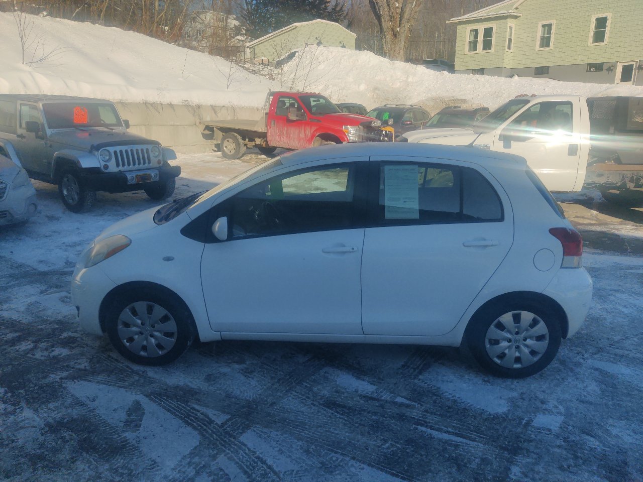 Used 2011 Toyota Yaris Liftback 5-Door MT image 3