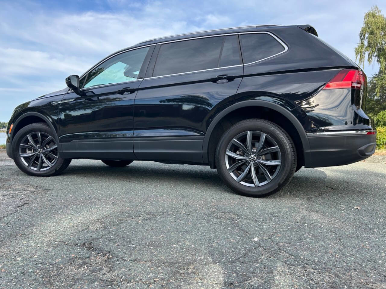 Used 2022 Volkswagen Tiguan SE image 1