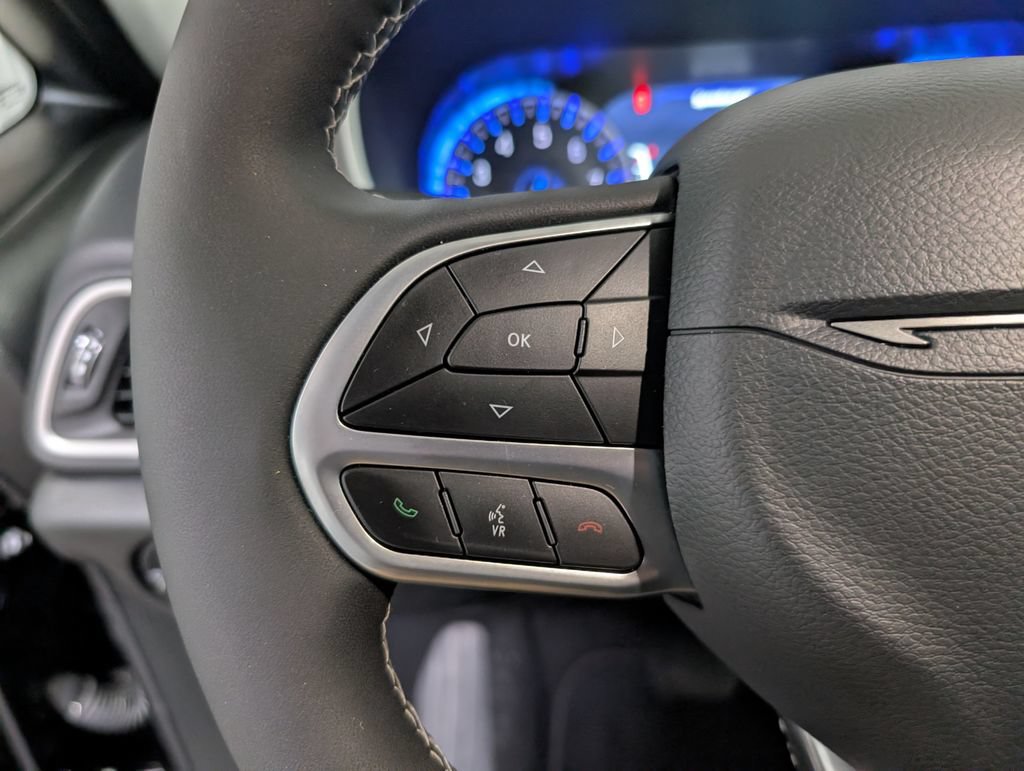 Used 2027 Chrysler Pacifica Select w/ Family Tech Group FWD image 19