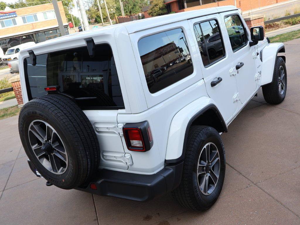Used 2023 Jeep Wrangler Unlimited Sahara AWD/4WD image 6