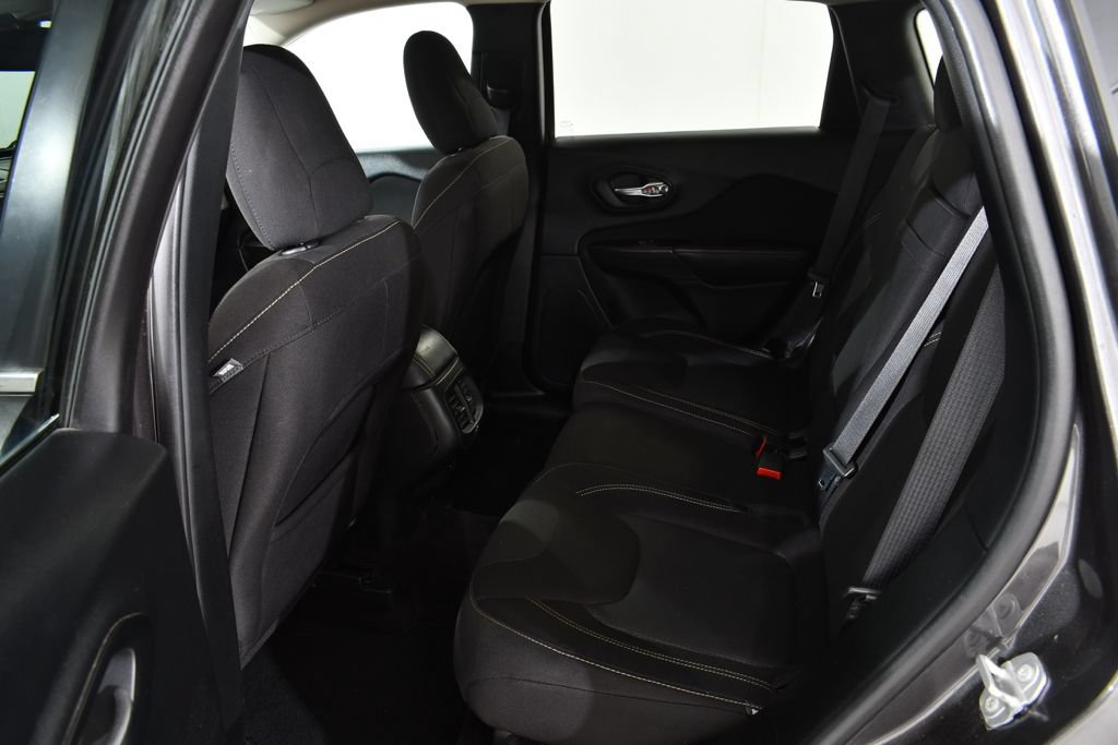 Used 2017 Jeep Cherokee Latitude AWD/4WD image 16