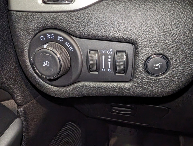 Used 2017 Jeep Cherokee Overland w/ Technology Group image 47