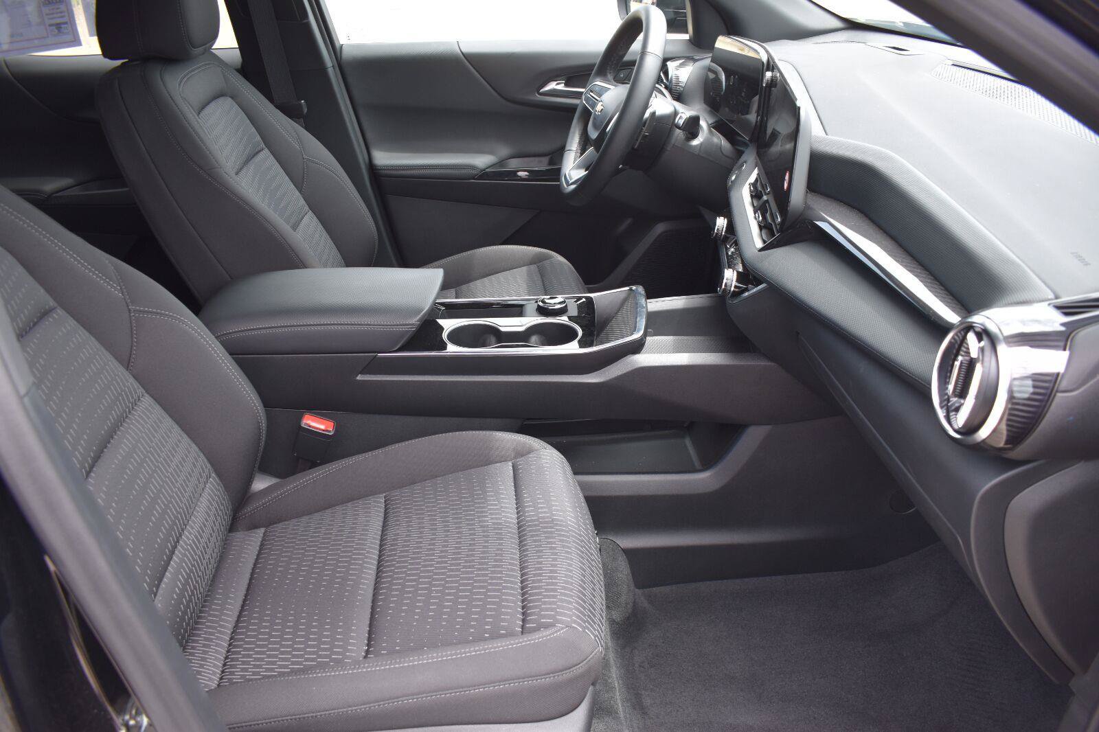 Used 2026 Chevrolet Equinox LT AWD/4WD image 14