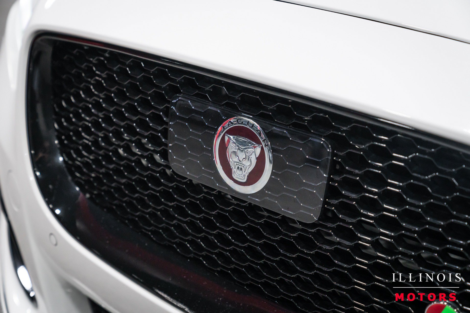 Used 2017 Jaguar XJ R RWD image 13