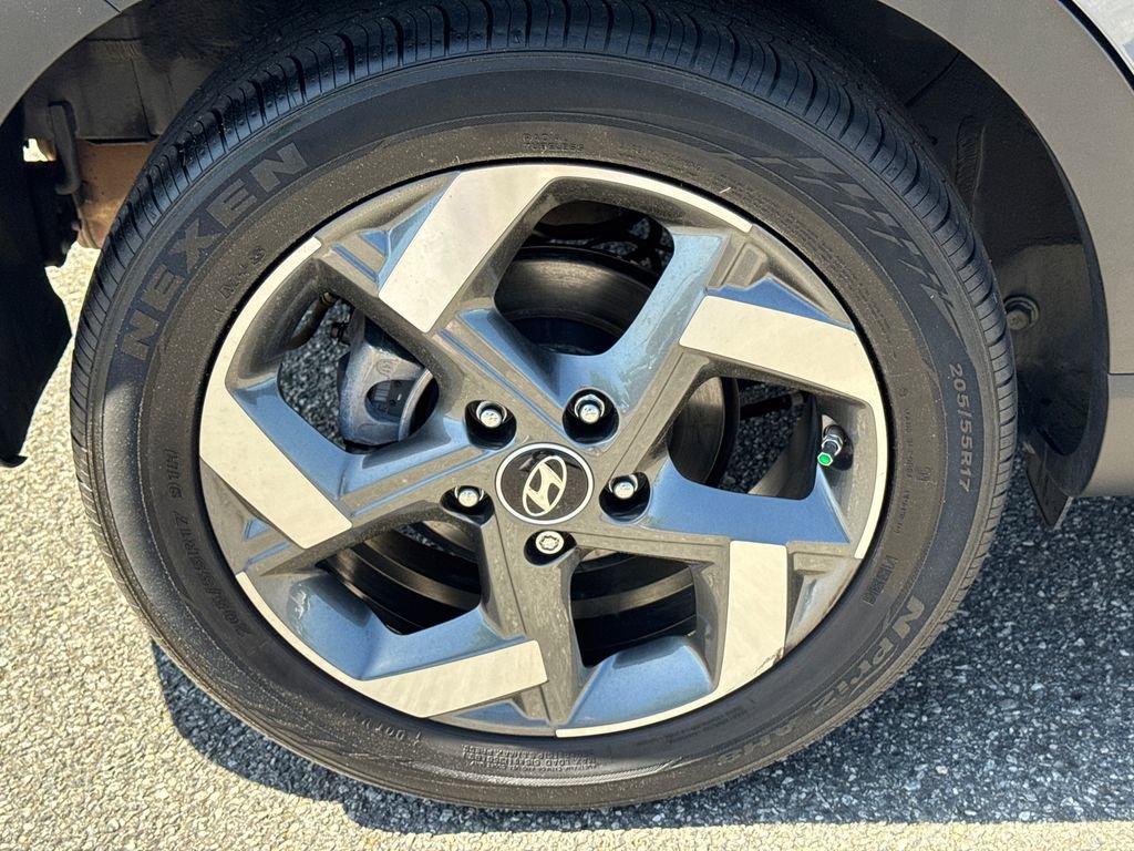 Used 2023 Hyundai Venue SEL w/ Cargo Package image 17