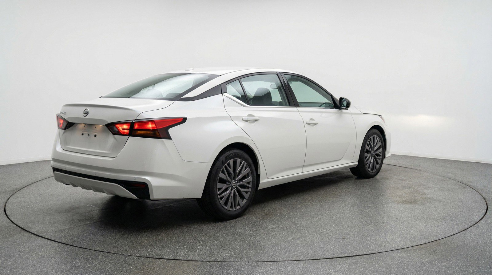 Used 2025 Nissan Altima 2.5 SV FWD image 9