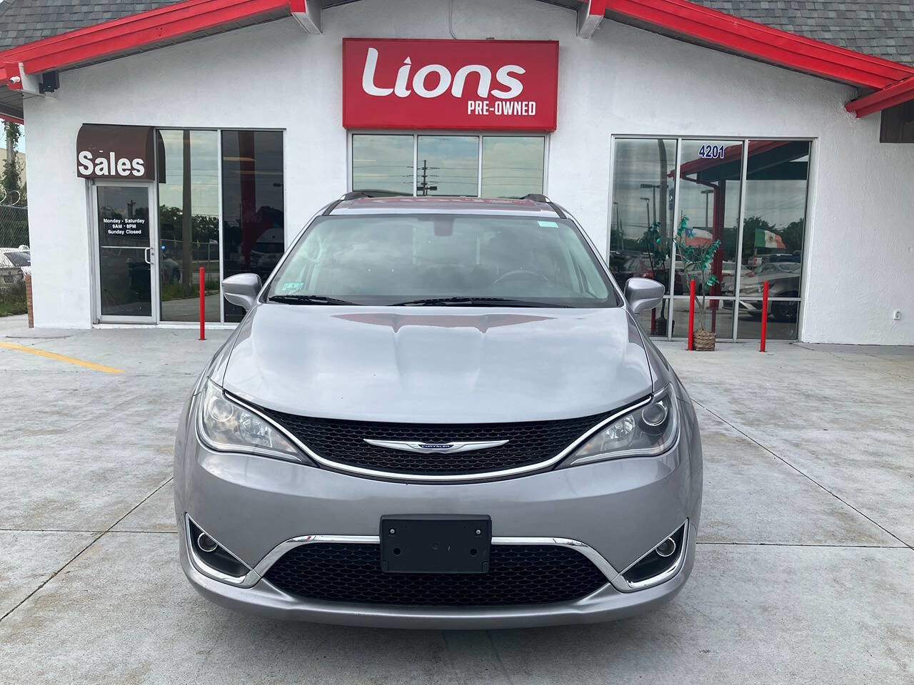Used 2019 Chrysler Pacifica Touring-L image 1