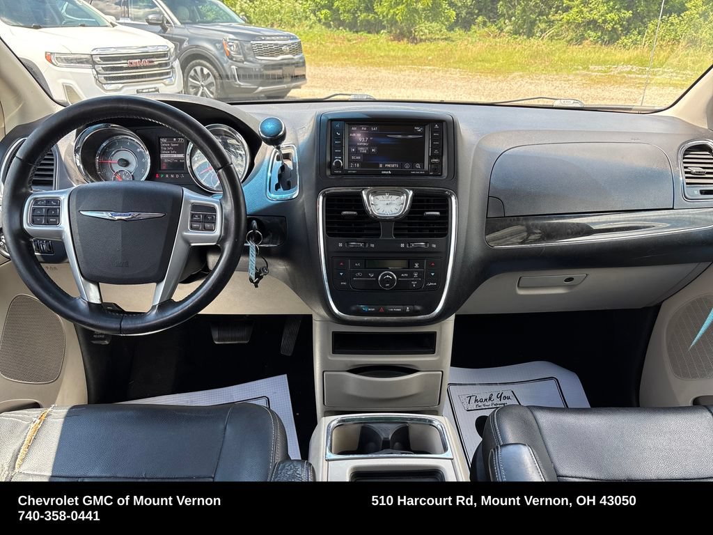 Used 2013 Chrysler Town & Country Touring FWD image 15