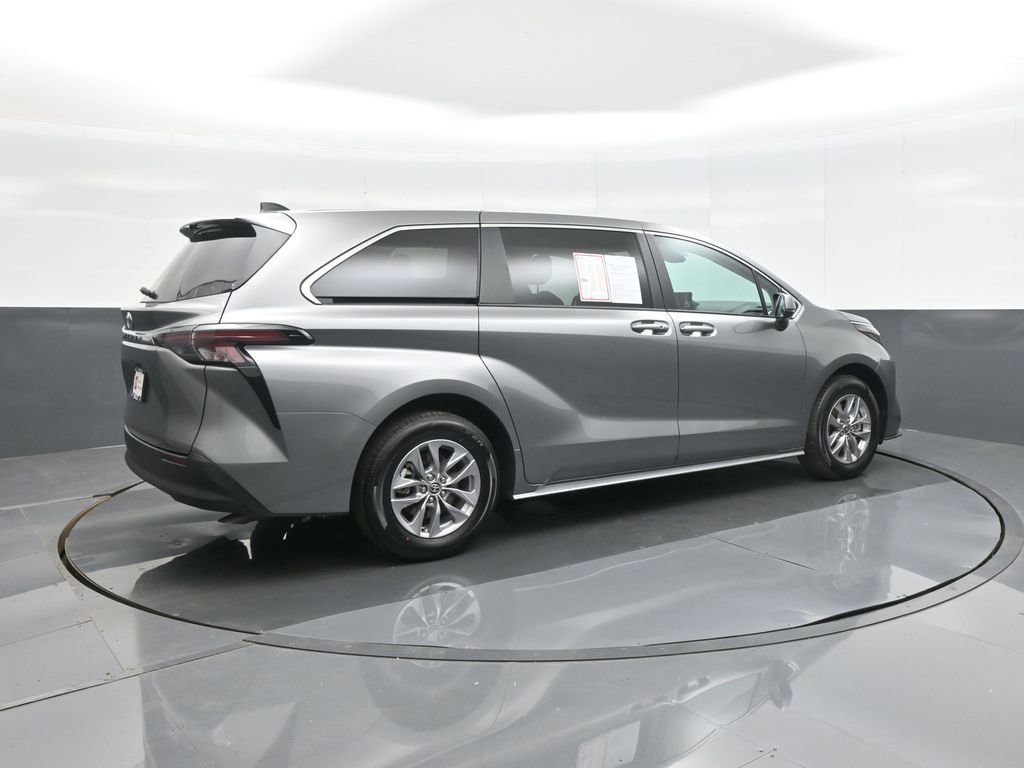 Used 2026 Toyota Sienna LE FWD image 7