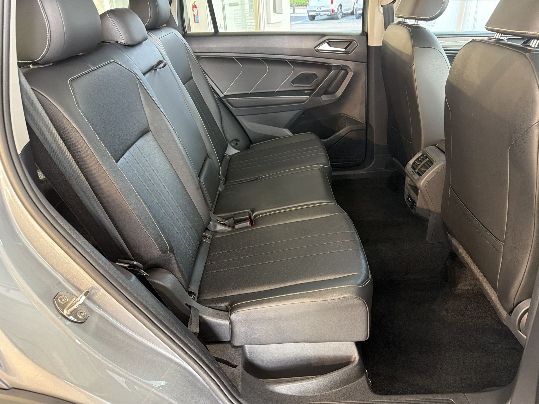Certified 2024 Volkswagen Tiguan SE w/ Panoramic Sunroof Package AWD/4WD image 30
