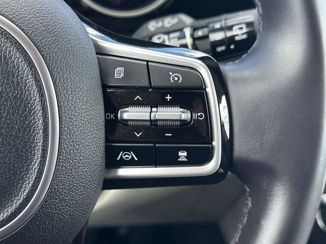 Used 2024 Kia Carnival EX image 11