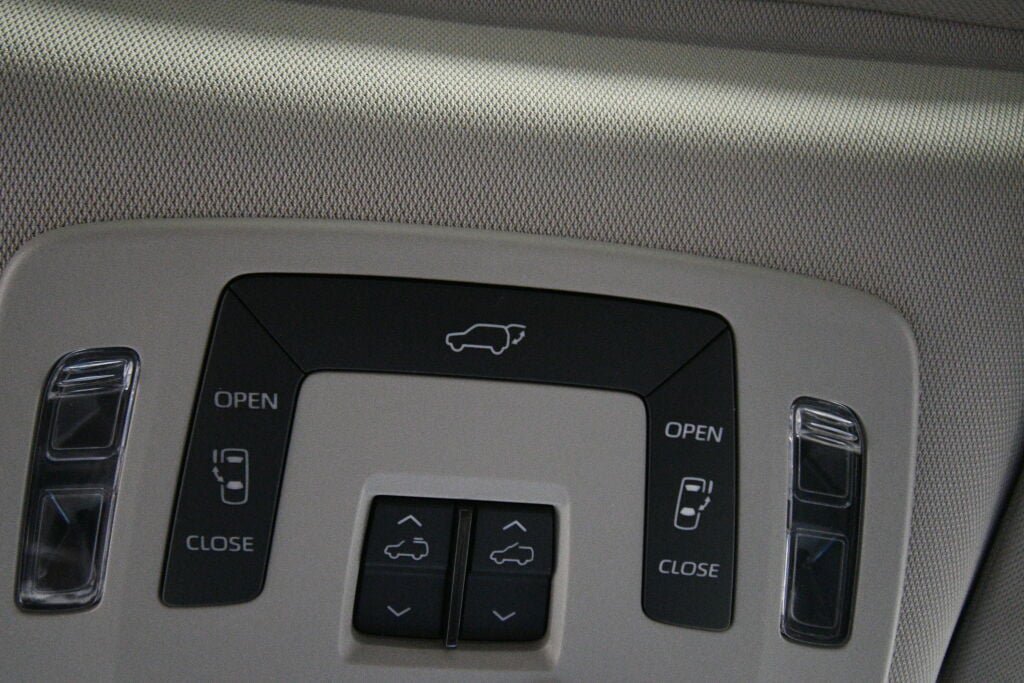 Certified 2024 Toyota Sienna XLE FWD image 18