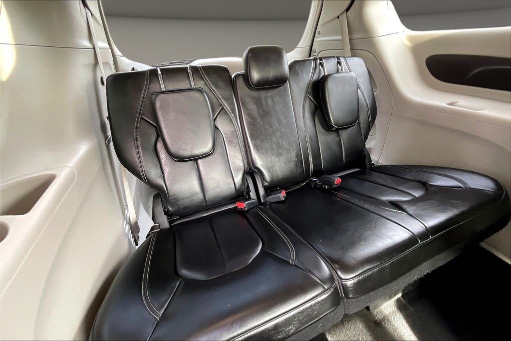 Used 2023 Chrysler Pacifica Touring-L FWD image 28